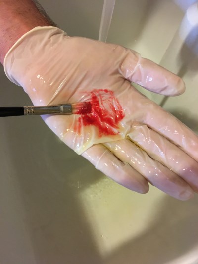 שטיפת מכחול עם סבון לשטיפת כלים