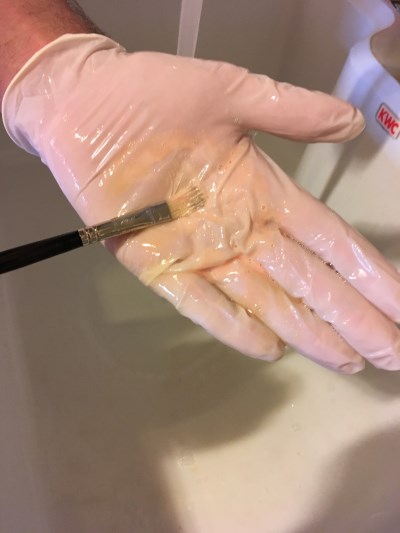 שטיפת מכחולים עד שהם נקיים