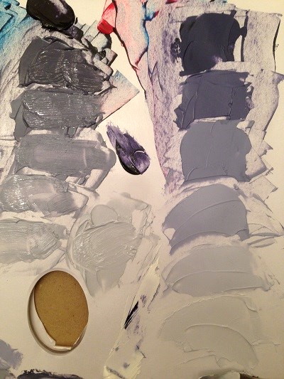 ערבוב צבעי שמן כחול ואדום ליצירת סגול