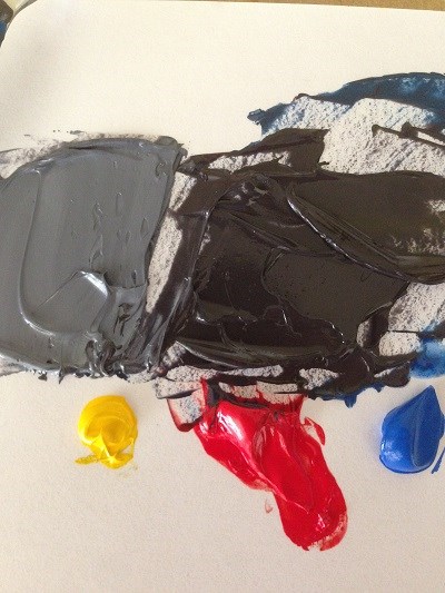 יצירת צבע שמן שחור משלושת צבעי היסוד