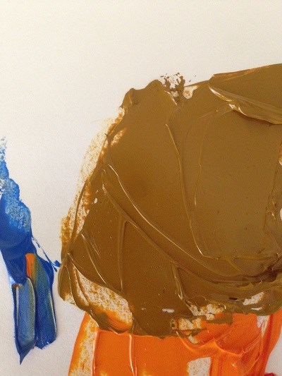 ערבוב צבעי שמן כתום ומעט כחול ליצירת חום