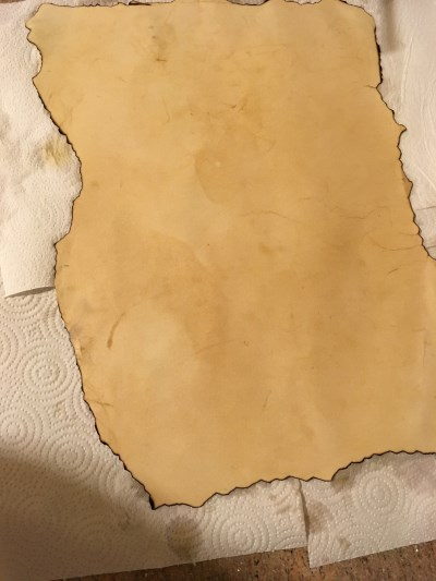 ייבוש נייר שהושרה בתה לקבלת גוון חום ועתיק