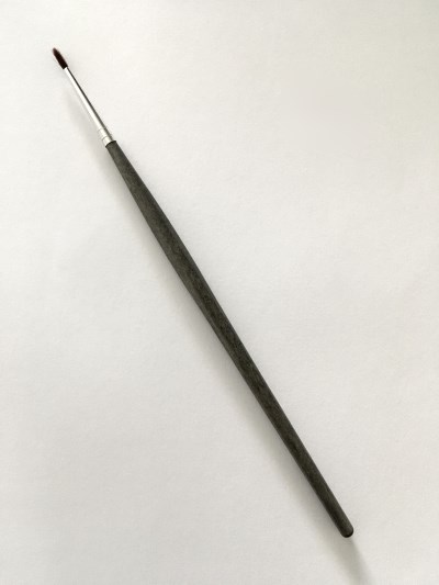 מכחול עגול קטן בעל ידית קצרה