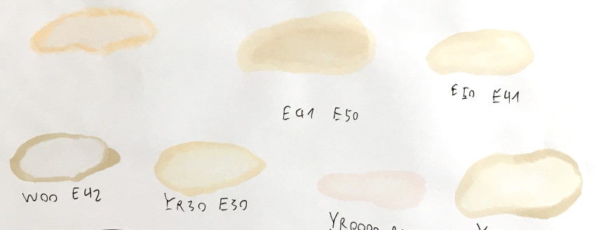 בחינת צבעים שונים עם מרקרים עבור ציור איים