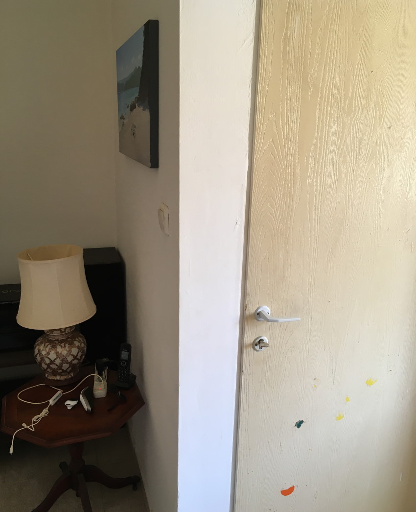 קיר דירה מושפע ממקורות אור שונים