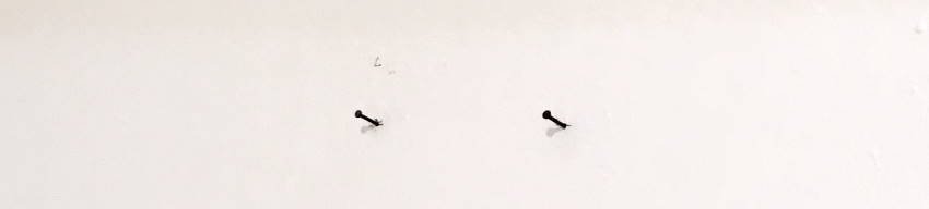 שני מסמרים לתליית קנבס