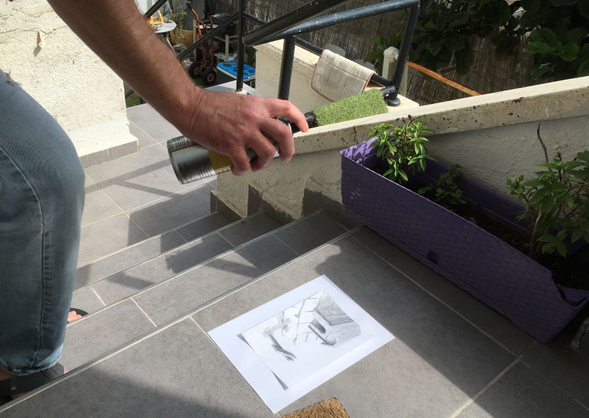 ריסוס פיקסטיב על רישוב בעפרונות גרפיט