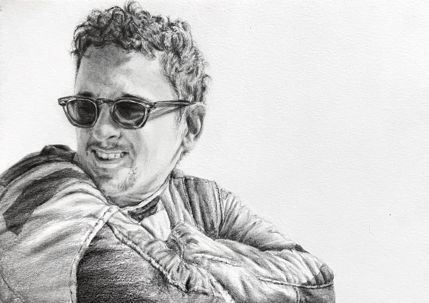 רישום ריאליסט בעיפרון של נהג המרוצים אריאל לוי